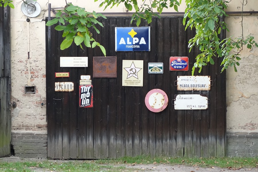foto č. 003 - Pestře zdobená vrata od stodoly v obci Loučeň. 
